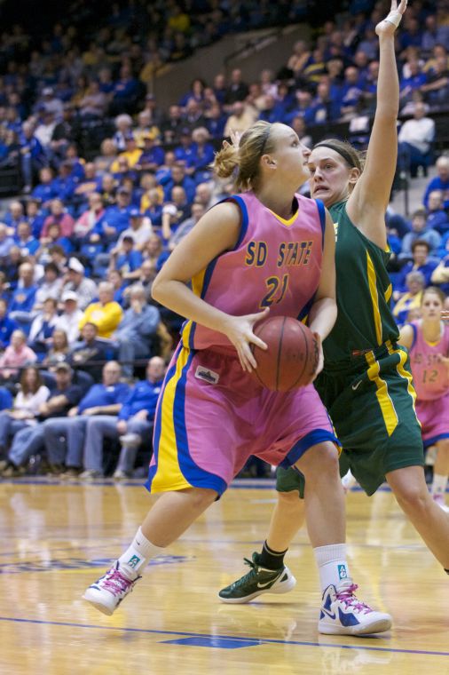 Leah Dietel looks to shoot in the first half of the Jacks' 88-43 win over NDSU Feb. 18. / Collegian Photo by Aaron Stoneberger

