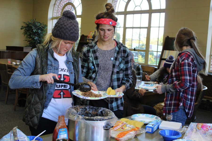 NATALIE GOOSEN 
Maddie Johnson (left), freshman agriculture business major, and Gabi Demi (right), freshman animal science major, make tacos during a Bum-A-Meal hosted by Kevin Kessler at Lincoln Music Hall Oct. 10.