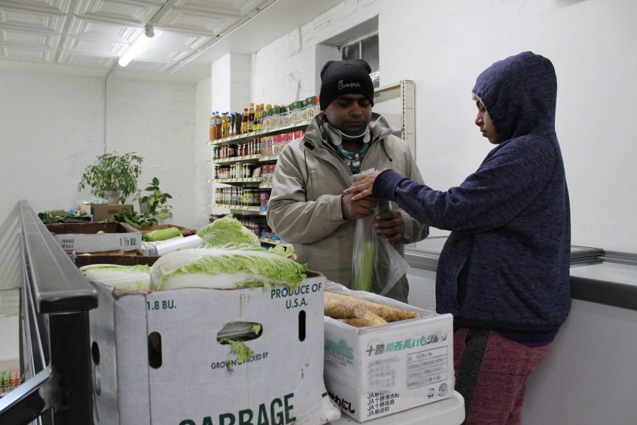 JENNY NGUYEN
Riaz Khan and Promi Yasm pick out fresh produce that Flavor Indian and Asian Fare’s grocery store offers. Flavor will have a restaurant addition opening soon. Owner Dan Huntington hopes to have delivery available by the end of the week.