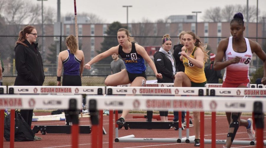ABBY+FULLENKAMP%0ASophomore+Haley+Mottinger+competes+in+the+women%E2%80%99s+100+meter+hurdles+during+the+SD+Invitational+meet+April+11+at+USD.+Mottinger+placed+10th+with+a+time+of+15.54.+