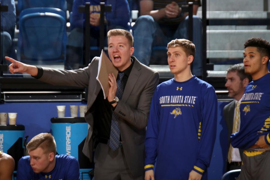 Graduate+assistant+coach+Reed+Tellinghuisen+yells+to+the+players+on+the+court+next+to+Beau+Brown+during+the+SDSU+vs.+Denver+men%E2%80%99s+basketball+game+Thursday%2C+Jan.+10+at+Frost+Arena+in+Brookings%2C+S.D.
