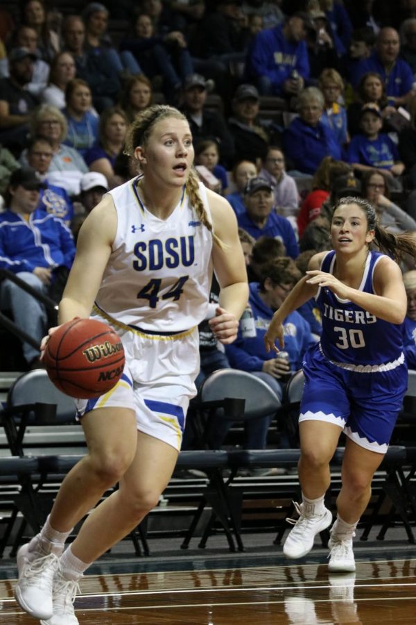 Womens basketball team powers past Oral Roberts