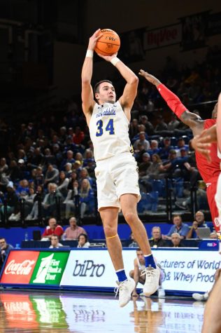 Strong first half propels Jacks to sixth straight win