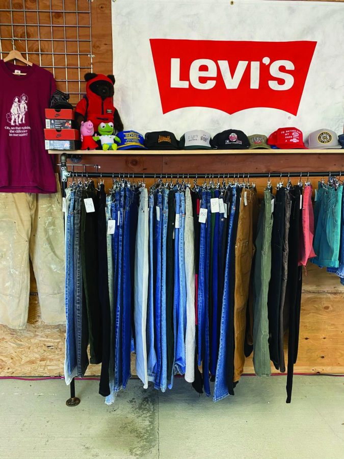 605 Vintage opened its new location last Saturday and includes items like band t-shirts and Levi brand jeans.