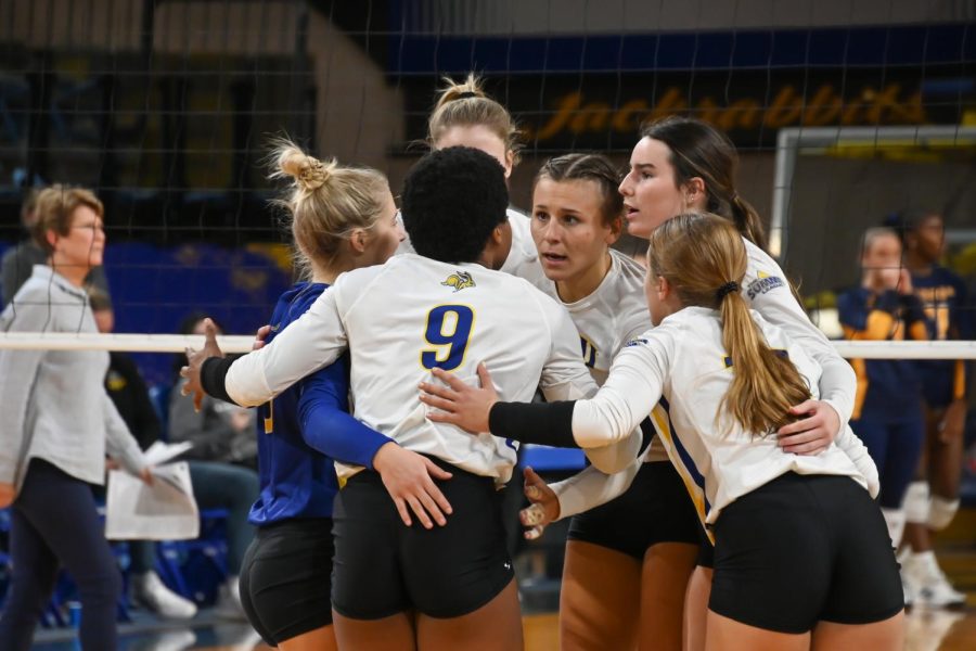 The+volleyball+team+huddles+together+during+their+1-3+loss+to+Kansas+City+Oct.+13+at+Frost+Arena.