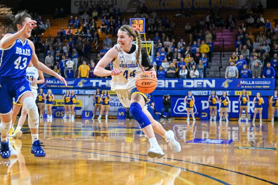 SDSUs+Myah+Selland+drives+the+ball+in+a+WNIT+game+against+Drake+March+24+at+Frost+Arena.+Selland+was+selected+as+the+preseason+Summit+League+Player+of+the+Year+for+the+second-straight+season.
