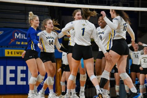 Volleyball season ends in Summit League tournament