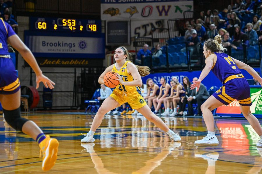 Guard+Paige+Meyer+passes+the+ball+in+the+Jacks%E2%80%99+81-58+win+over+Western+Illinois+Jan.+28+at+Frost+Arena.+Meyer+had+12+points+and+four+assists+in+the+win.