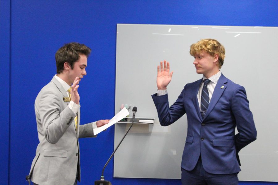 2022-23 Students Association President Blake Pulse swears in the 2023-24 SA President Nick Grote. 