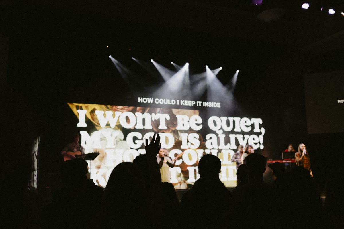 SDSU+students+standing+and+singing+during+the+worship+part+of+Oasis+spring+kickoff+event