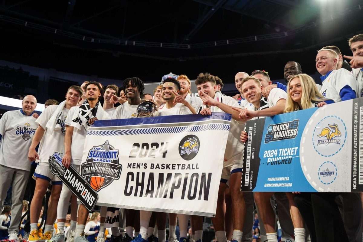 SDSU mens basketball team celebrate with the the trophy after defeating Denver 76-68.