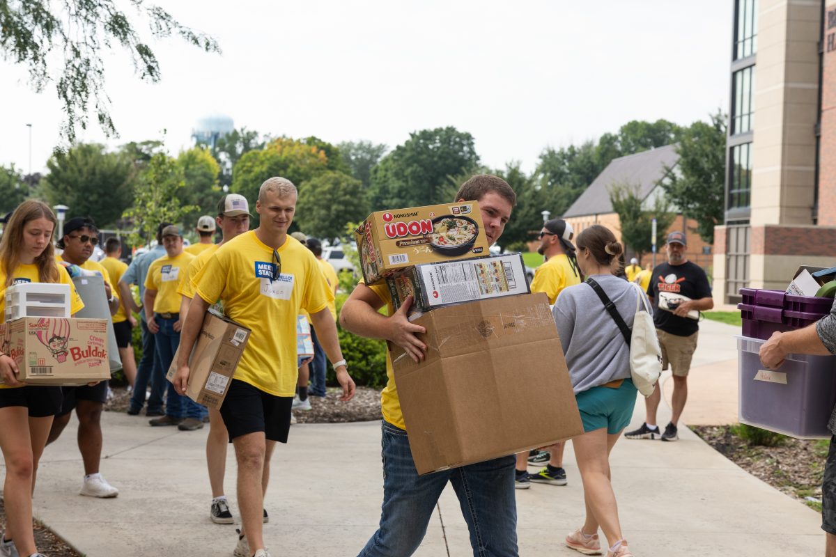 Volunteers help carry boxes of personal belongings during new student move-in day on Friday, Aug. 23.