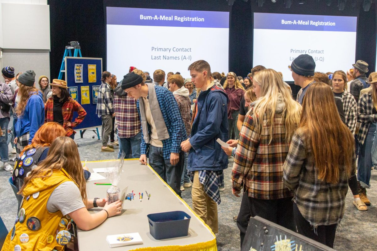 Students line up to register for Bum-A-Meal to start Hobo Week 2023 on Monday, Oct. 9, 2023.