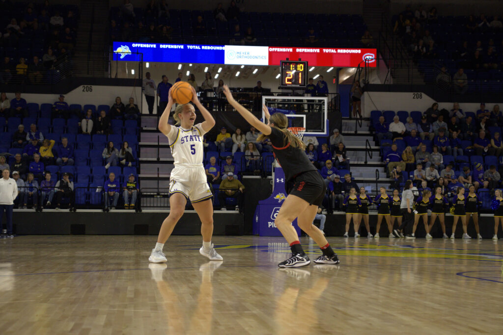 SDSU's Ellie Colbeck scans the floor in her team's exhibition win over St. Cloud State.